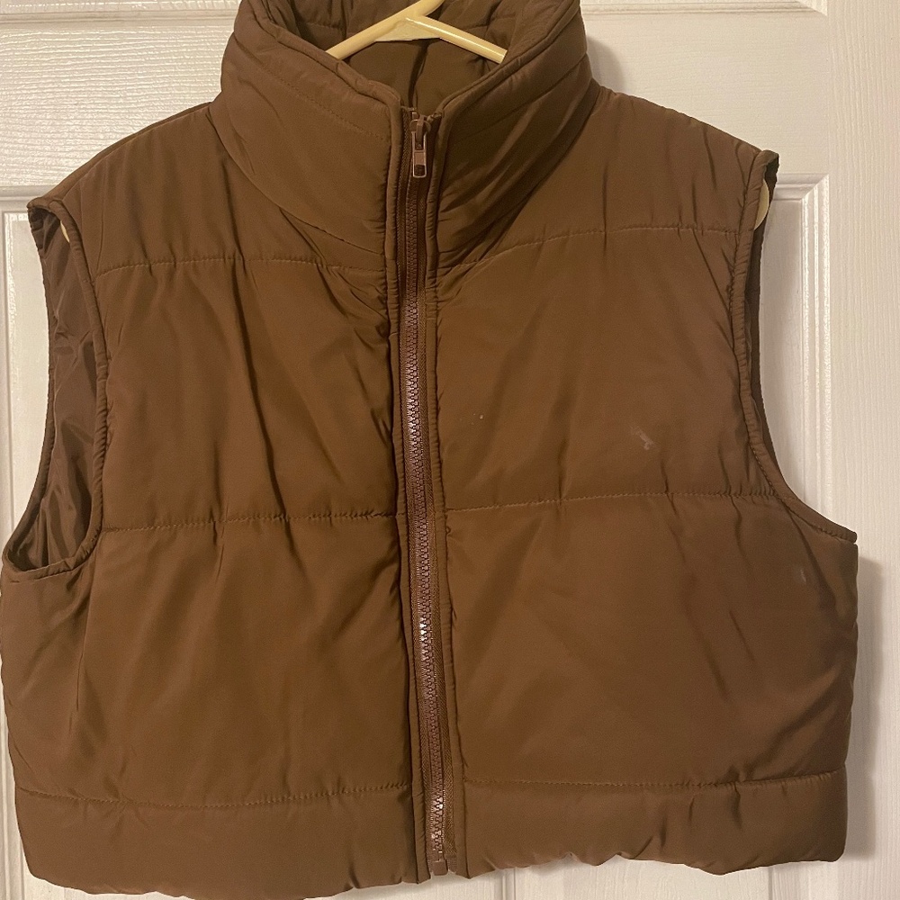 Cropped Puffer Vest - Large